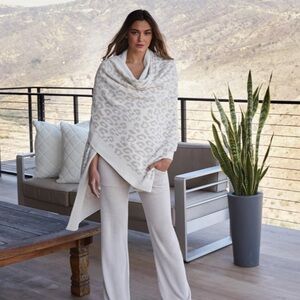 NWT Barefoot Dreams Pashmina And Gift Bag Set Cream Leopard $148